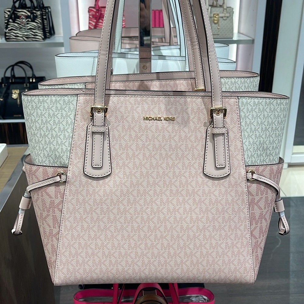 Michael Kors Voyager Large Color-Block Signature Logo Tote Bag
Powder Blush Mult - Picture 15 of 16